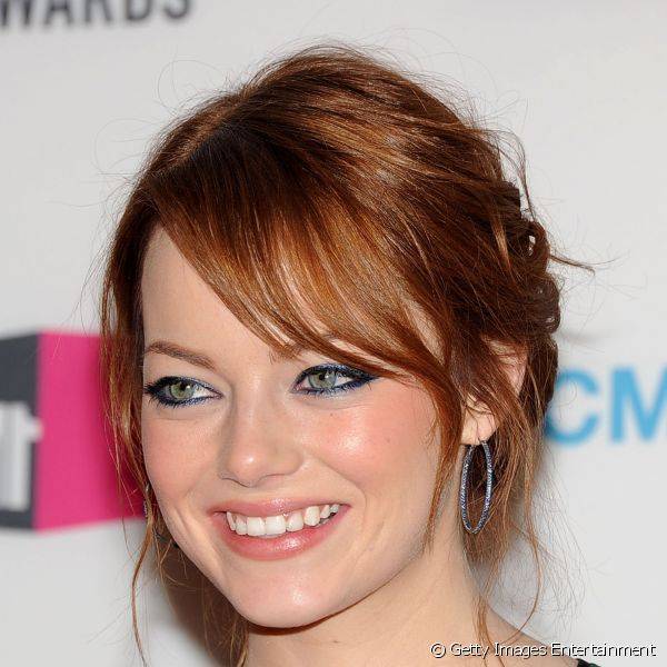 Tamb?m apostando nas maquiagens mais divertidas, Emma Stone usou um delineado azul para o People Choice Awards 2012